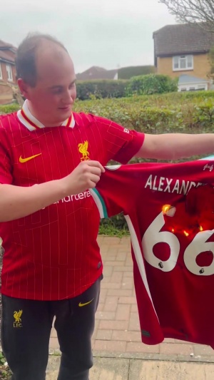 阿诺德接近自由身加盟皇马，有利物浦球迷开始焚烧阿诺德球衣