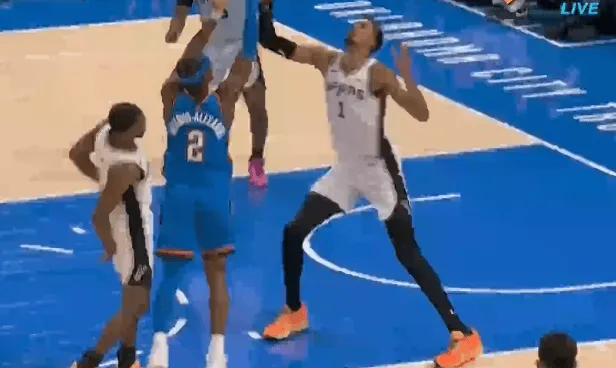 乐鱼APP-亚历山大造成犯规打成2+1砍下20分，雷霆下半场领先马刺11分